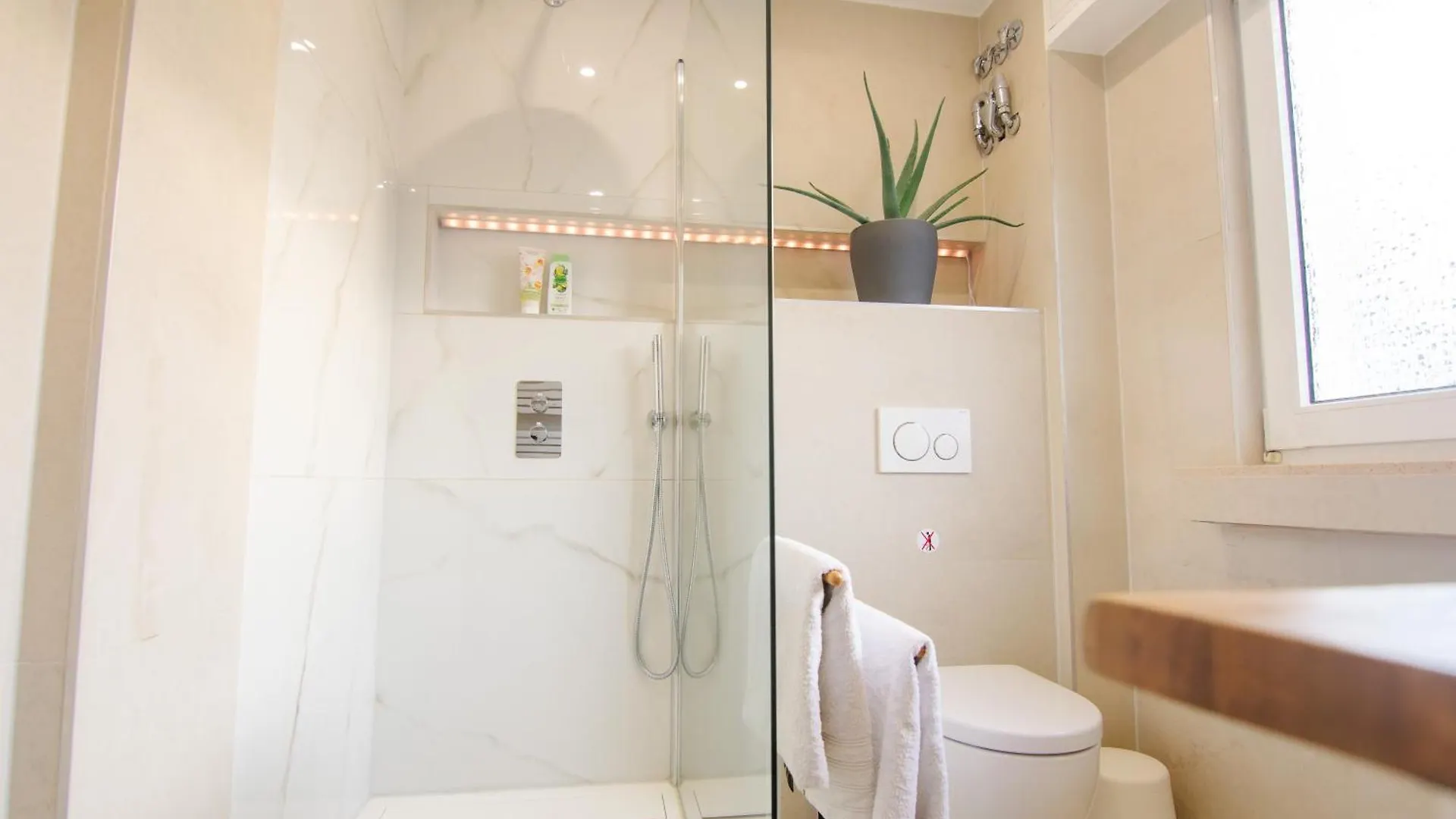 Shiny Singapore Room - Homestay - Doppelzimmer Mit Gemeinschaftsbad Cologne Germany