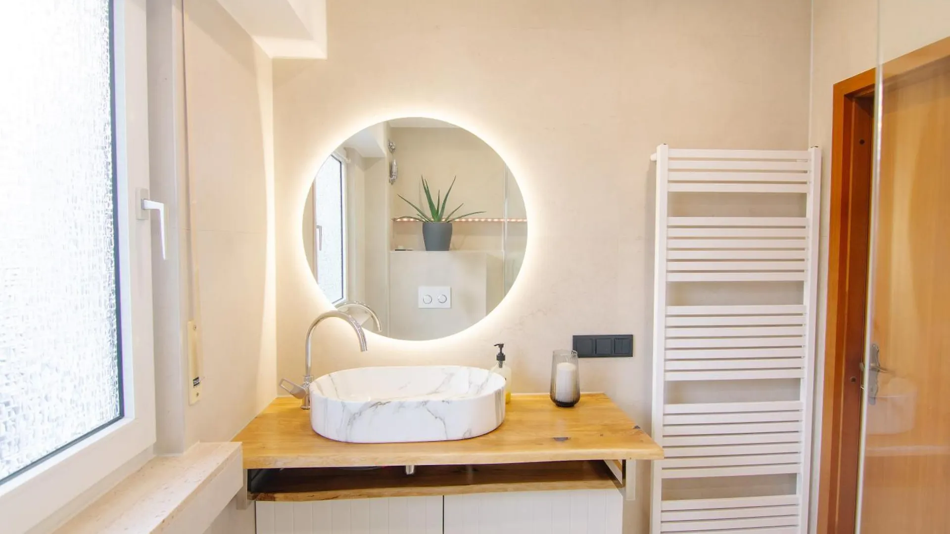 Guest house Shiny Singapore Room - Homestay - Doppelzimmer Mit Gemeinschaftsbad Cologne