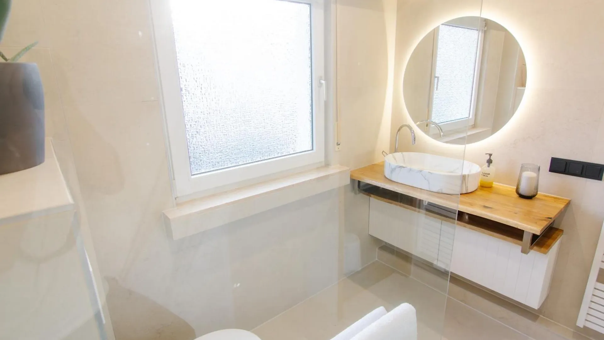 Shiny Singapore Room - Homestay - Doppelzimmer Mit Gemeinschaftsbad Cologne Guest house